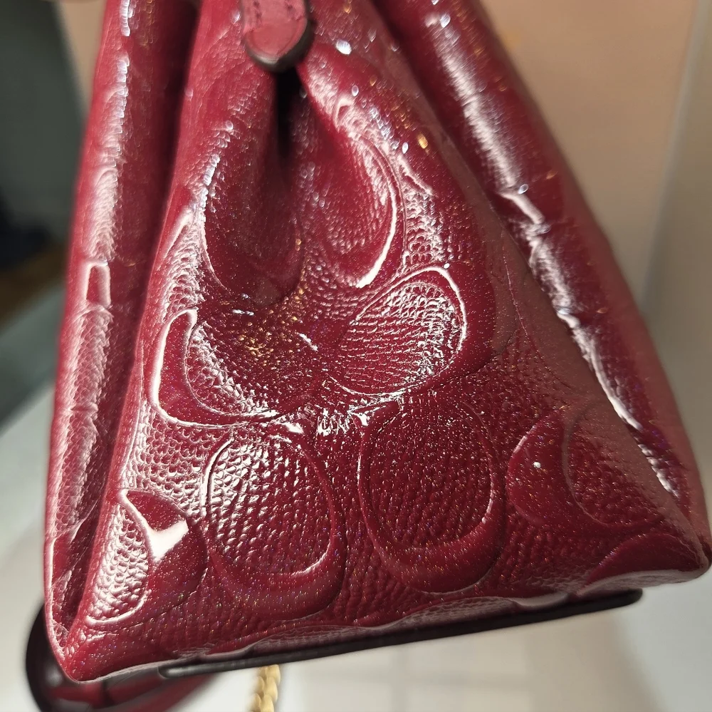 ❤️▪️COACH ▪️ Mini Sage Signature Debossed Patent Leather Chain cherry Satchel